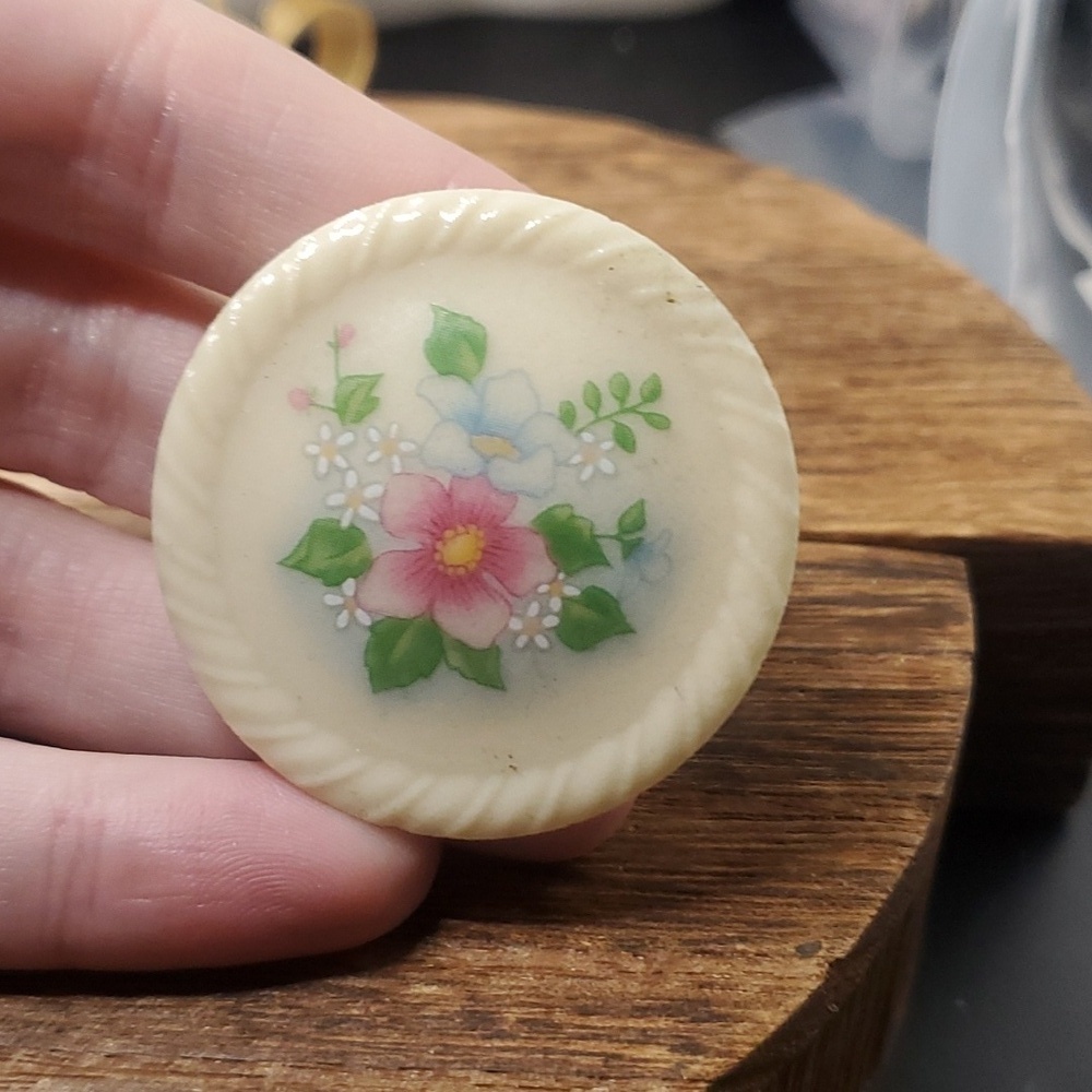 B821 collectible avonβ vintage porclein floral brooch